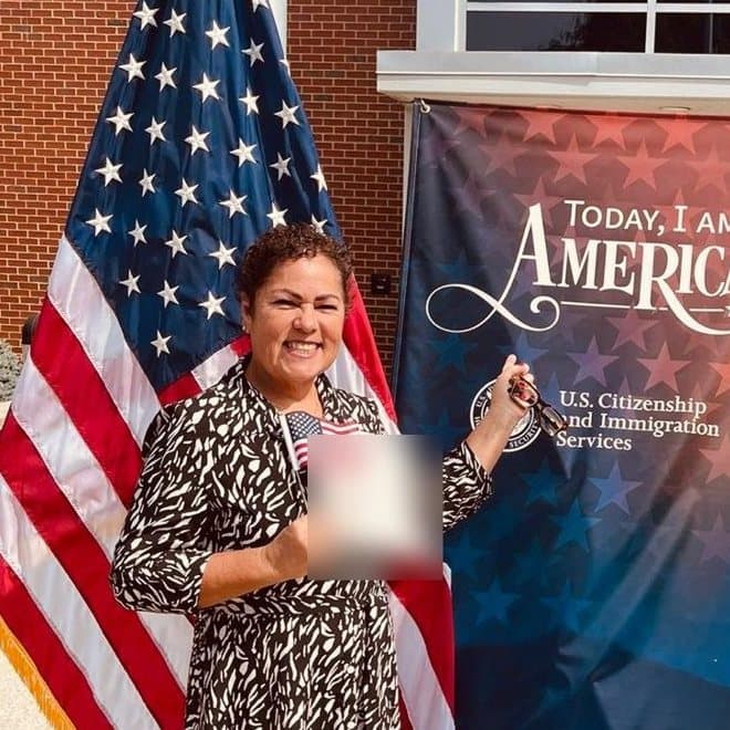 Cliente da Century sorrindo no dia da cerimônia de cidadania americana