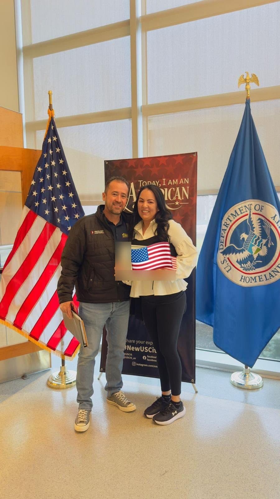 Casal de clientes comemorando a cidadania americana